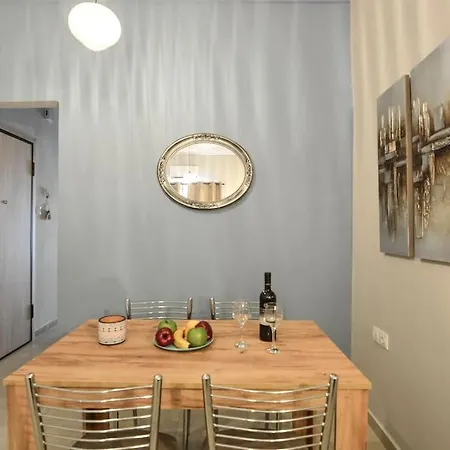 Central Apartment *